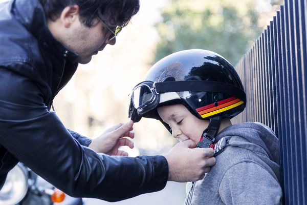 Qual é a idade mínima para uma criança andar de moto?